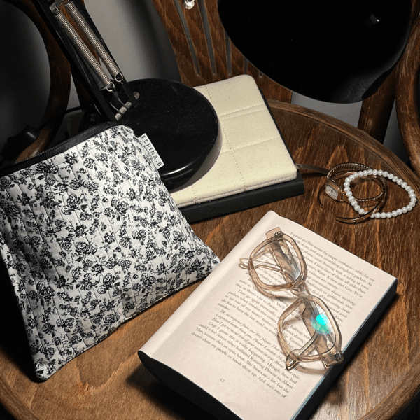 Flat pouch S - Vintage Velvet Roses Navy Blue