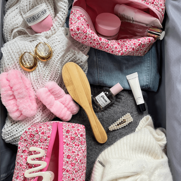 Handgemaakte toilettas Pink Roses met make-up en verzorgingsproducten - Sfeerfoto