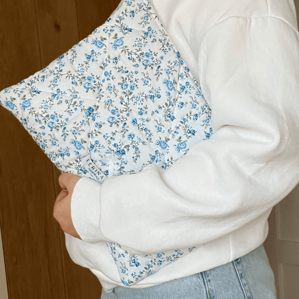 laptophoes met vrolijke blauw bloemetjes