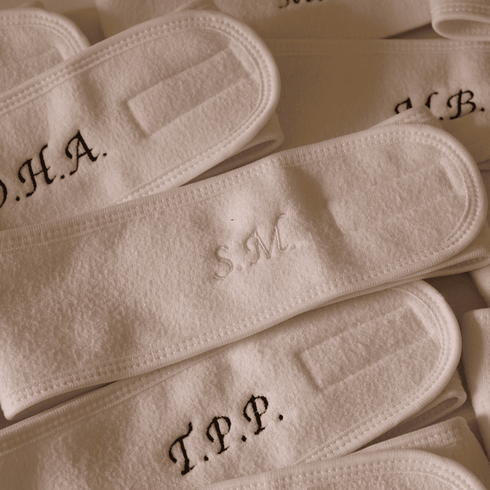 haarbanden met eigen initialen geborduurd bruiloft